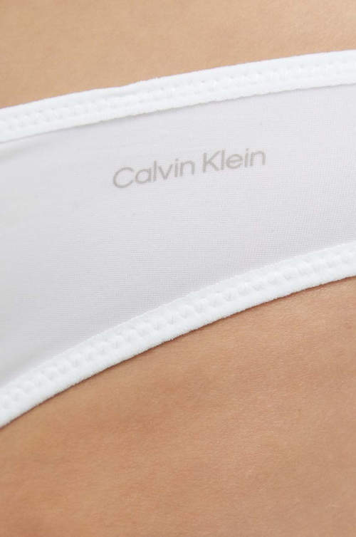 Pohodlné tanga kalhotky Calvin Klein